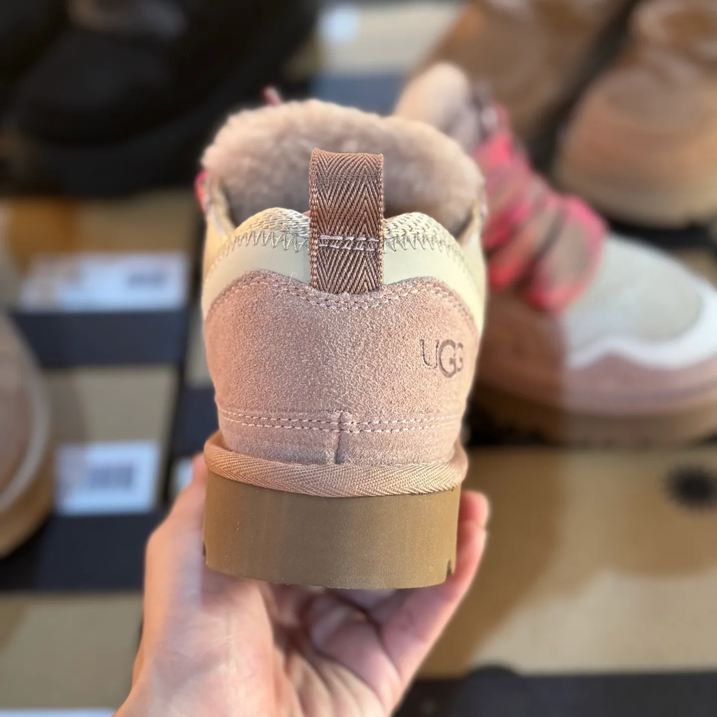 Local 💰600 OEM grade 4032 Mel series, top workmanship, super stable version ✔️ Good looks and texture, suede leather + low-key logo show retro, classic two-color shoelaces can be worn as two shoes ✔️ So comfortable that you want to weld your feet, ultra-light material + 5cm thick sole, increase height without tiring the feet, wool insoles are warm and breathable, no pressure for commuting and shopping all day long ✔️ I love the details: wide shoelaces for photos. Sizes 34-40 are suitable for a variety of foot types. Slight stains can be wiped clean with a damp cloth. The loose feeling in early autumn is all due to it. You can close your eyes and avoid stepping on thunder! 👟